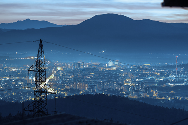 Como os cabos de energia de alta tensão, média tensão e baixa tensão garantem uma distribuição elétrica confiável?